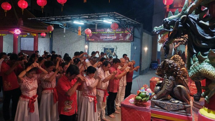 Sejumlah warga keturunan Tionghoa melaksanakan persembahyangan pembuka Tahun Baru Imlek di Wihara Dharma Cattra, Tabanan, Bali, Selasa (17/2/2026). Persembahyangan Imlek tersebut digelar mulai pukul 00.01 WITA dengan diikuti puluhan umat serta diisi ritual menyalakan lilin sebagai simbol penerangan kehidupan dalam perayaan Tahun Baru Imlek 2577 Kongzili. ANTARA FOTO/Nyoman Hendra Wibowo/bar