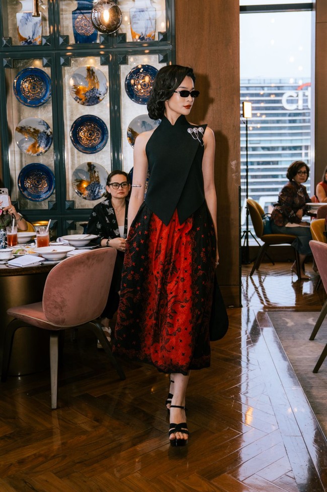 Koleksi ini menonjolkan napas peranakan modern yang timeless. Wilsen memadukan akar budaya dengan estetika kekinian, selaras dengan semangat perubahan yang menjadi benang merah rancangannya. (Foto: Dok. Wilsen Willim)