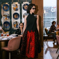 Koleksi ini menonjolkan napas peranakan modern yang timeless. Wilsen memadukan akar budaya dengan estetika kekinian, selaras dengan semangat perubahan yang menjadi benang merah rancangannya. (Foto: Dok. Wilsen Willim)