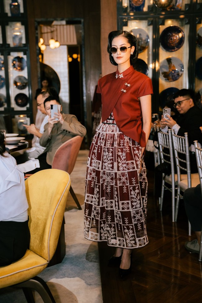 Sentuhan wastra Nusantara turut memperkaya koleksi, terlihat dari penggunaan batik pesisir yang berpadu dengan material katun, renda, jacquard, rajut, serta suiting fabric. Perpaduan ini membuat busana terasa nyaman sekaligus berkelas untuk dikenakan berulang kali. (Foto: Dok. Wilsen Willim)