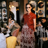 Sentuhan wastra Nusantara turut memperkaya koleksi, terlihat dari penggunaan batik pesisir yang berpadu dengan material katun, renda, jacquard, rajut, serta suiting fabric. Perpaduan ini membuat busana terasa nyaman sekaligus berkelas untuk dikenakan berulang kali. (Foto: Dok. Wilsen Willim)