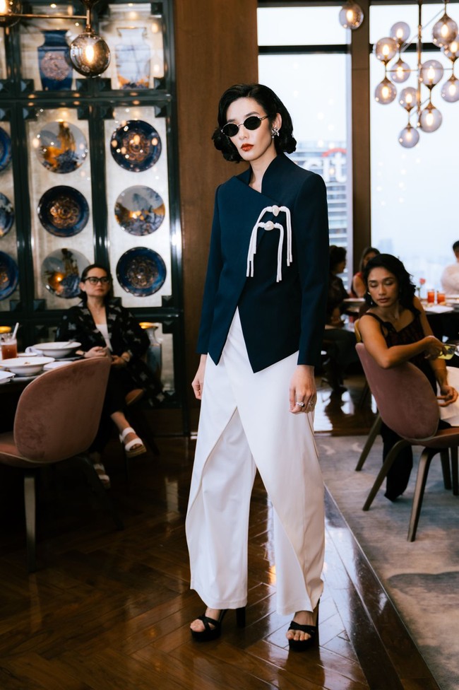 Pendekatan ini mencerminkan perubahan cara generasi modern merayakan Imlek. Warna hitam dan putih, yang dulu dianggap tabu, kini ditampilkan lebih fleksibel selama tidak mendominasi keseluruhan tampilan layaknya busana berkabung. (Foto: Dok. Wilsen Willim)