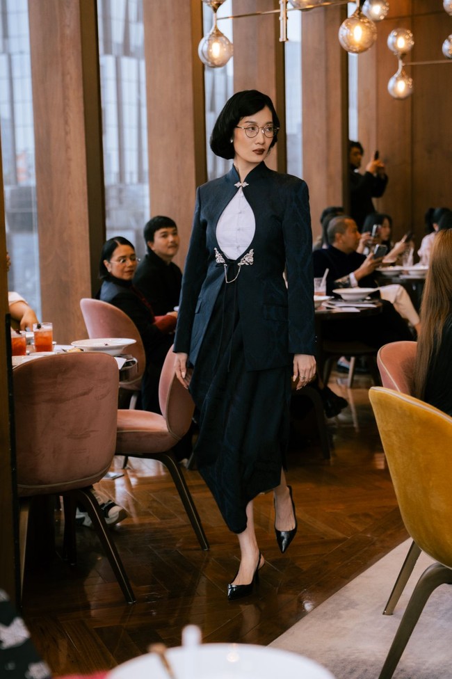 Berbeda dari koleksi Imlek yang identik dengan merah terang dan nuansa meriah, kali ini Wilsen memilih spektrum warna yang lebih elegan. Ia menghadirkan merah gelap, biru tua, biru langit, abu-abu, hitam, hingga putih. (Foto: Dok. Wilsen Willim)