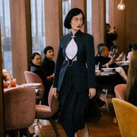 Berbeda dari koleksi Imlek yang identik dengan merah terang dan nuansa meriah, kali ini Wilsen memilih spektrum warna yang lebih elegan. Ia menghadirkan merah gelap, biru tua, biru langit, abu-abu, hitam, hingga putih. (Foto: Dok. Wilsen Willim)