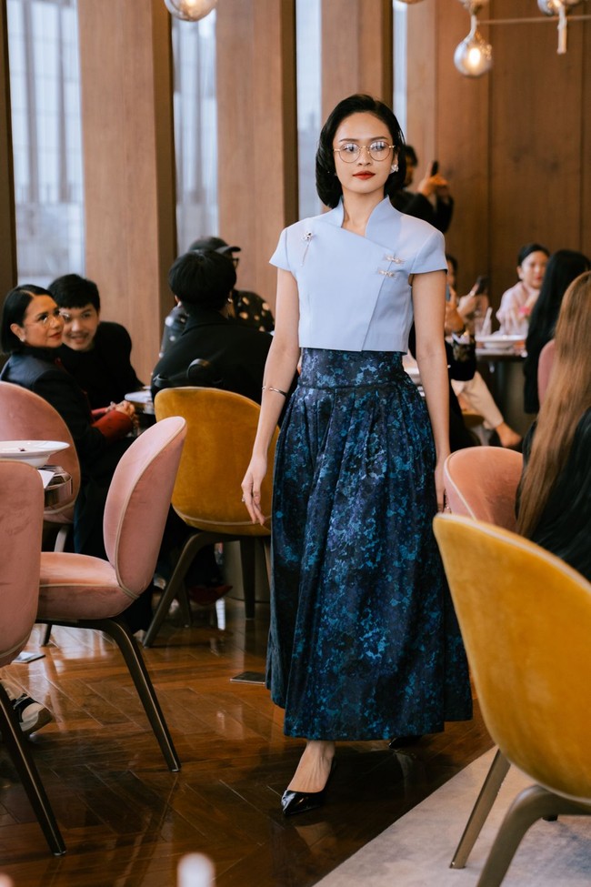 Ia memadukan elemen tradisional seperti kerah Shanghai dan detail kancing khas dengan potongan busana kasual hingga semi-formal. “Kita justru menjawab permintaan generasi muda yang ingin tampil dinamis dalam warna-warni yang tidak terlalu mencolok dan sulit untuk dikenakan kembali dalam keseharian,” ujar Wilsen. (Foto: Dok. Wilsen Willim)