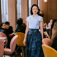 Ia memadukan elemen tradisional seperti kerah Shanghai dan detail kancing khas dengan potongan busana kasual hingga semi-formal. “Kita justru menjawab permintaan generasi muda yang ingin tampil dinamis dalam warna-warni yang tidak terlalu mencolok dan sulit untuk dikenakan kembali dalam keseharian,” ujar Wilsen. (Foto: Dok. Wilsen Willim)