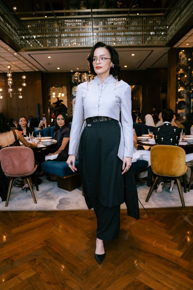 Koleksi Lunar 2026 tampil lebih modern melalui permainan siluet kontemporer, palet warna matang, serta sentuhan peranakan yang kental namun relevan untuk generasi muda. Mengacu pada tren busana Tionghoa modern yang tengah berkembang, Wilsen menginterpretasikan gaya Neo-Chinese lewat pendekatan yang lebih wearable. (Foto: Dok. Wilsen Willim)