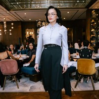 Koleksi Lunar 2026 tampil lebih modern melalui permainan siluet kontemporer, palet warna matang, serta sentuhan peranakan yang kental namun relevan untuk generasi muda. Mengacu pada tren busana Tionghoa modern yang tengah berkembang, Wilsen menginterpretasikan gaya Neo-Chinese lewat pendekatan yang lebih wearable. (Foto: Dok. Wilsen Willim)