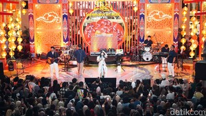 Suasana konser semakin hidup saat Idgitaf berinteraksi dan mengajak penonton bernyanyi bersama sepanjang penampilan.