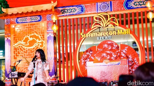 Penyanyi Idgitaf tampil dalam rangkaian perayaan Imlek di Summarecon Mall Bekasi, Selasa (17/2/2026).