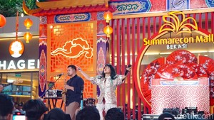 Sejumlah penonton mengabadikan momen konser menggunakan ponsel, merekam kemeriahan perayaan Imlek 2026 di Bekasi.