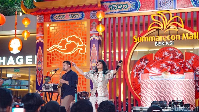 Penyanyi Idgitaf tampil dalam rangkaian perayaan Imlek di Summarecon Mall Bekasi, Selasa (17/2/2026).