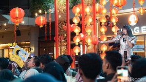 Idgitaf membawakan sejumlah lagu andalan bersama band pengiringnya di atas panggung yang dihiasi lampion merah khas Imlek.