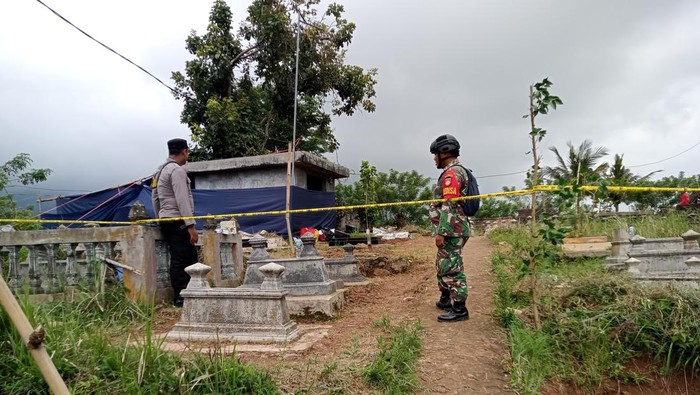 Polisi dan tim medis saat melakukan ekshumasi malam santri berinisial DRP (11), di Desa Conto, Kecamatan Bulukerto, Kabupaten Wonogiri, Selasa (17/2/2026).