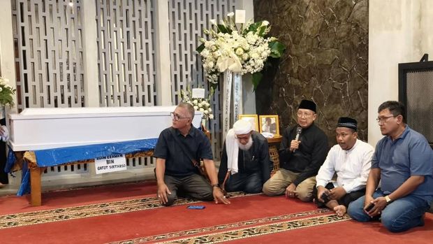 Mantan Menteri Agama (Menag) Lukman Saifuddin mengenang sosok pilot pesawat Smart Air, Egon Erawan.