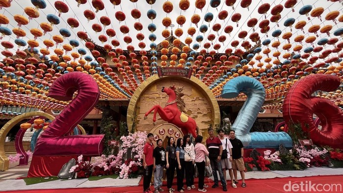 Masyarakat etnis Tionghoa saat berada di Maha Vihara Maitreya (Kartika Sari/detikSumut)