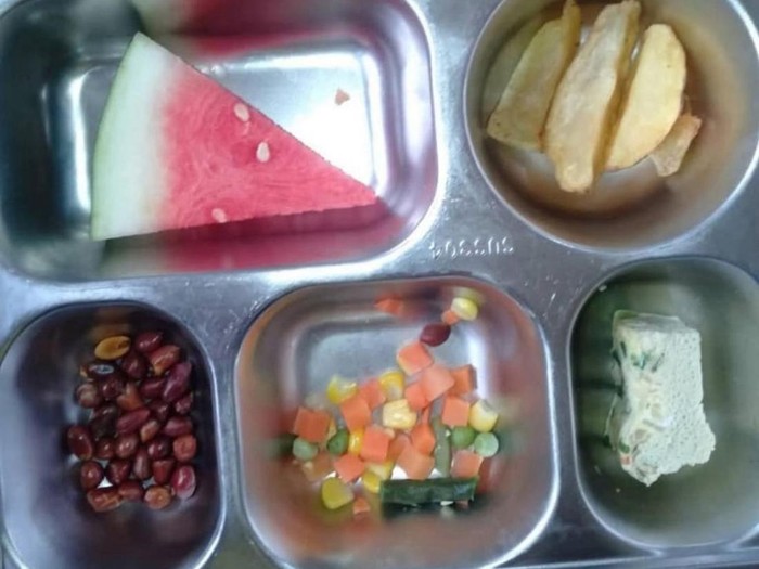 Menu MBG di Sandai Ketapang yang viral disebut menu diet gratis.