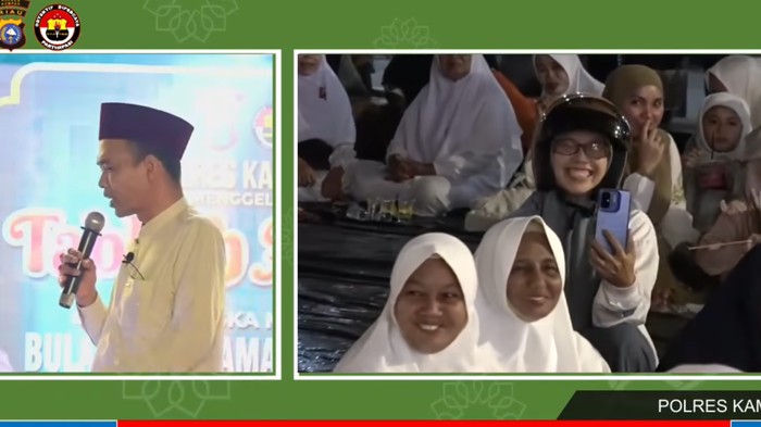 Momen ibu-ibu memakai helm mengikuti tabligh akbar Ustaz Abdul Somad di Polres Kampar, Senin (16/2/2026).