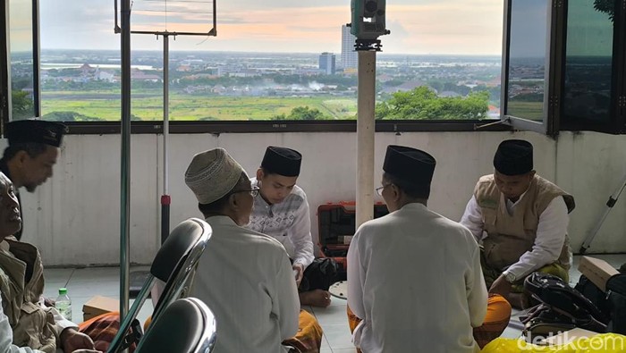 Kegiatan pemantauan hilal di balai rukyatul hilal Gresik