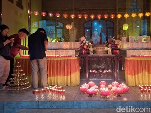 Ratusan Pelita di Maha Vihara Dharmakirti Palembang Sambut Imlek