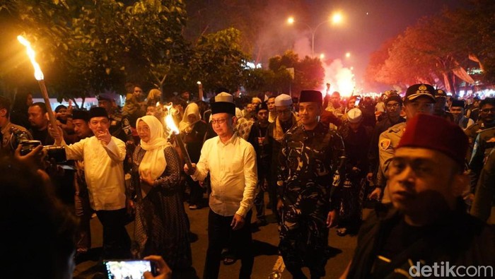 Pawai obor dan pesta kembang api berpadu dalam perayaan tahun baru Imlek sekaligus menyambut datangnya Ramadhan di Pontianak.