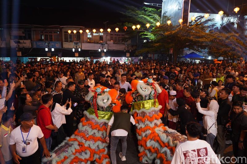 Pawai obor dan pesta kembang api berpadu dalam perayaan tahun baru Imlek sekaligus menyambut datangnya Ramadhan di Pontianak. Pawai obor dan pesta kembang api berpadu dalam perayaan tahun baru Imlek sekaligus menyambut datangnya Ramadhan di Pontianak.