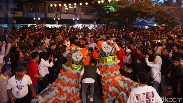 Pawai obor dan pesta kembang api berpadu dalam perayaan tahun baru Imlek sekaligus menyambut datangnya Ramadhan di Pontianak. Pawai obor dan pesta kembang api berpadu dalam perayaan tahun baru Imlek sekaligus menyambut datangnya Ramadhan di Pontianak.