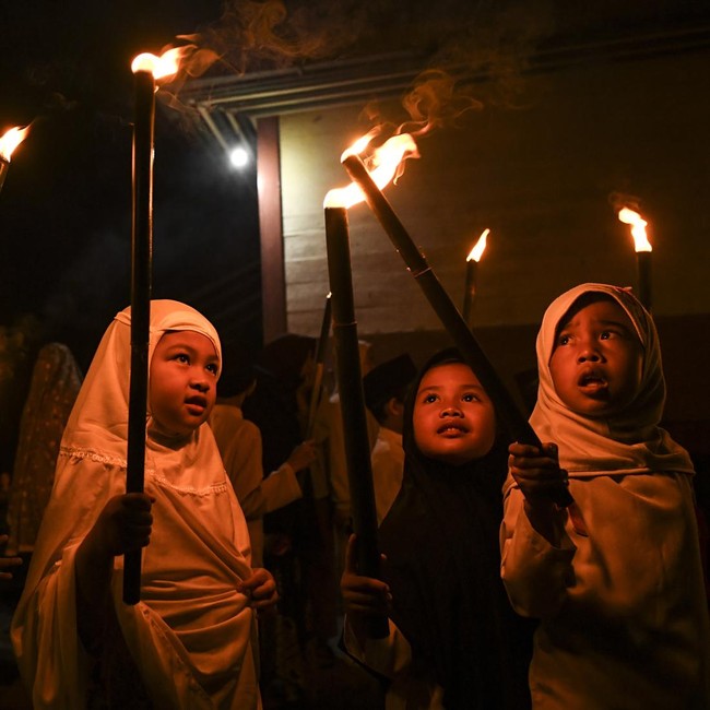 Pawai Obor Penyintas Banjir Bandang Sambut Ramadan di Agam