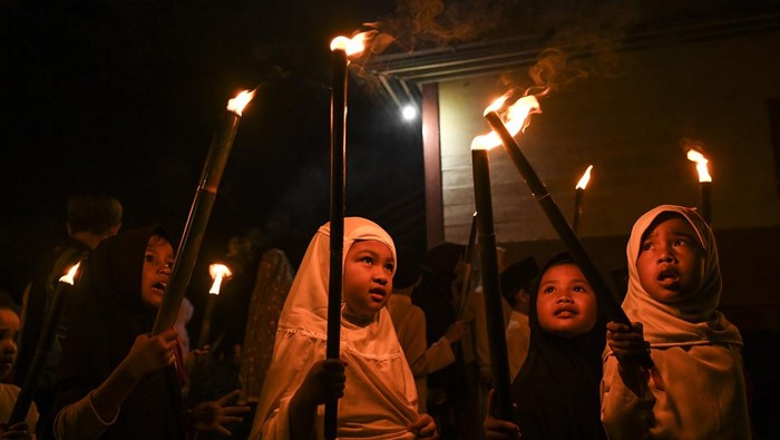 Para penyintas bencana membawa obor mengelilingi perkampungan di Nagari Sungai Batang, Agam, Sumatera Barat, Senin (16/2/2026). Seratus lebih warga penyintas bencana yang didominasi anak-anak dan remaja di daerah yang terdampak bencana banjir bandang pada November 2025 lalu itu menggelar pawai obor dan atraksi gendang tradisional untuk menyambut masuknya bulan Ramadhan. ANTARA FOTO/Wahdi Septiawan/bar