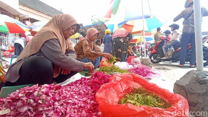 Pedagang bunga ziarah di Kota Blitar
