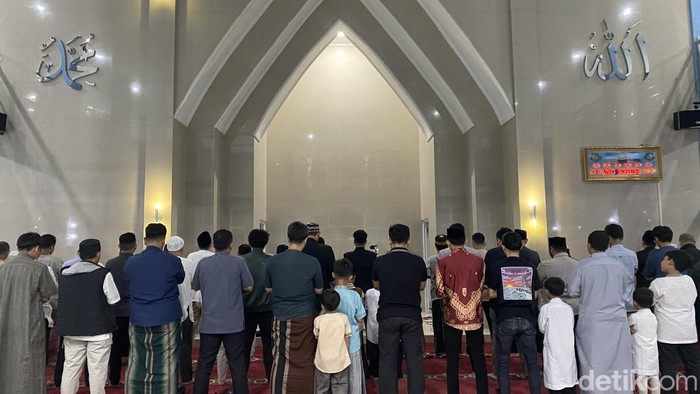 Pelaksanaan tarawih perdana jemaah Muhammadiyah di Sukabumi.