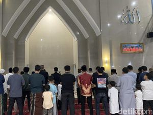Khidmatnya Salat Tarawih Perdana di Sukabumi