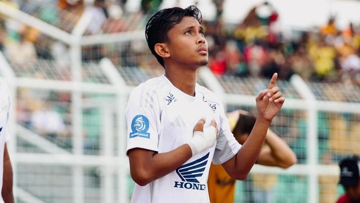 Pemain PSM Makassar Ricky Pratama dilaporkan ke polisi oleh sang kekasih berinisial AD (25) atas dugaan penganiayaan.
