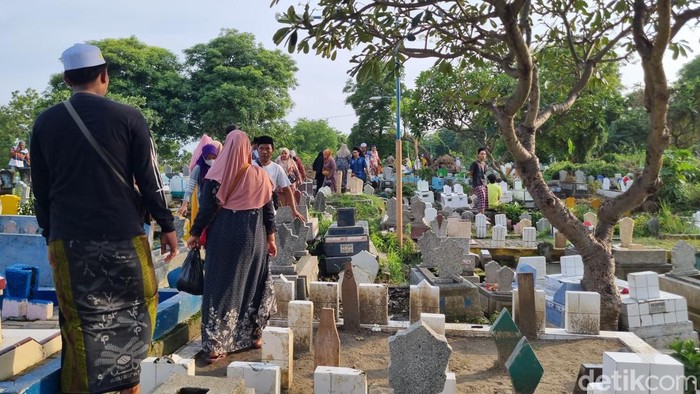 Pemakaman Tlogopojok yang biasa ramai oleh warga jelang Ramadan untuk menjalankan tradisi padusan atau tradisi berziarah ke makam keluarga.