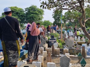 Tradisi Padusan Jelang Ramadan di Gresik, Warga Berziarah ke Makam
