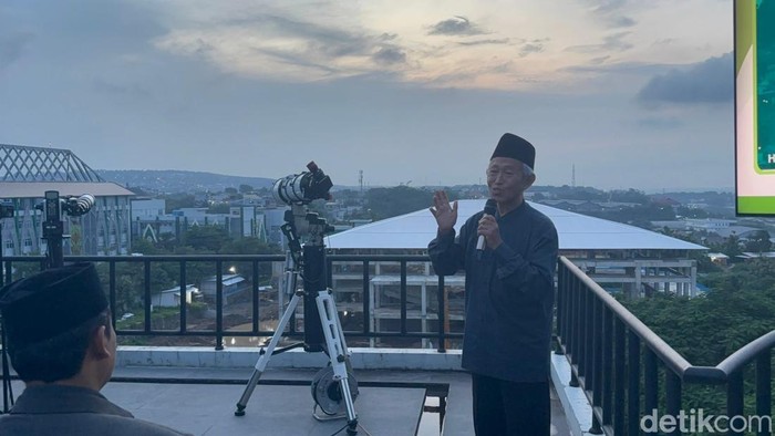 Pemantauan hilal awal Ramadan di UIN Walisongo Kota Semarang, Selasa (17/2).