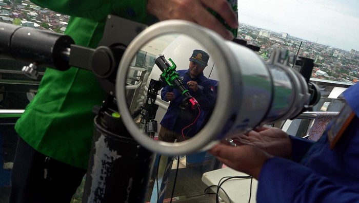 Petugas dari BMKG Wilayah IV Makassar mengamati posisi hilal di Gedung Observatorium Universitas Muhammdiyah Makassar, Makassar, Sulawesi Selatan, Selasa (17/2/2026). Kantor Wilayah Kementerian Agama Provinsi Sulawesi Selatan menggelar rukyatul hilal untuk mengetahui posisi hilal tertinggi di wilayah itu sebagai salah satu acuan dalam penetapan awal Ramadhan 1447 Hijriah/2026 M. ANTARA FOTO/Hasrul Said/nym.