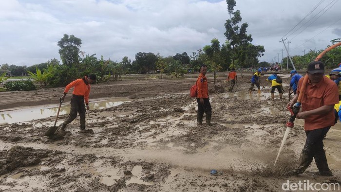 Pembersihan Jalan Semarang-Purwodadi yang terkena lumpur jebolan tanggul Sungai Tuntang, Kecamatan Kebonagung, Kabupaten Demak, Selasa (17/2/2026).