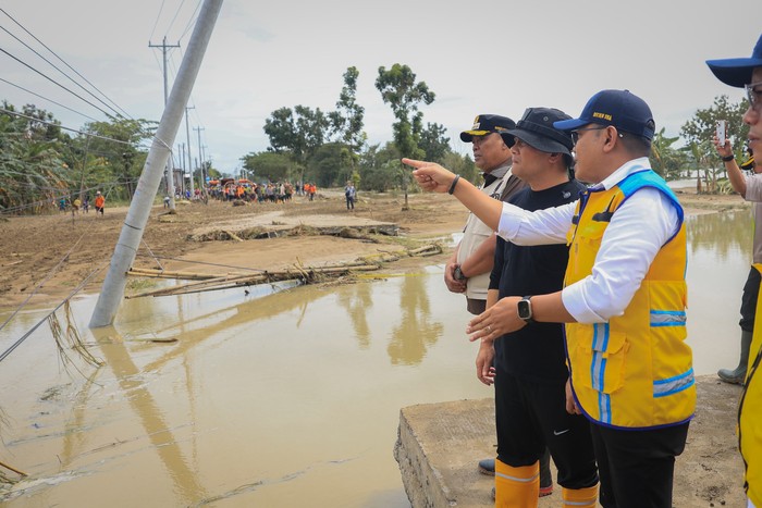 Pemulihan jalur Grobogan—Semarang yang putus akibat banjir.