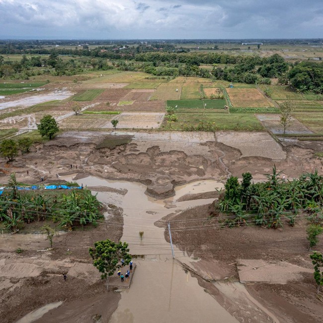Penampakan Tanggul Sungai Tuntang Jebol, Jalur Semarang-Purwodadi Lumpuh