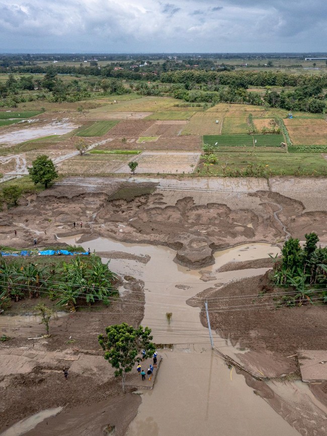 Penampakan Tanggul Sungai Tuntang Jebol, Jalur Semarang-Purwodadi Lumpuh