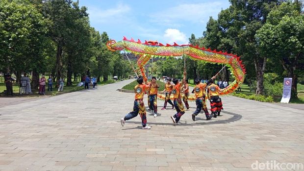Penampilan barongsai dan liong samsi menghibur pengunjung Candi Borobudur, Kabupaten Magelang, Selasa (17/2/2026).