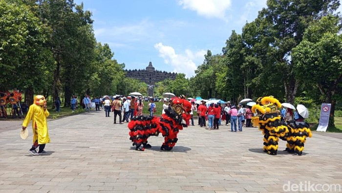 Suasana berbeda terlihat di Candi Borobudur, Kabupaten Magelang saat libur Imlek. Pengunjung mendapatkan hiburan barongsai dan liong samsi.
