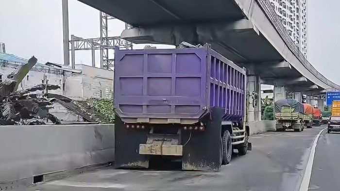 Libur Imlek 2026: Korlantas Sterilkan Bahu Jalan Tol dari Truk, Lalin Ramai Lancar - Update 1