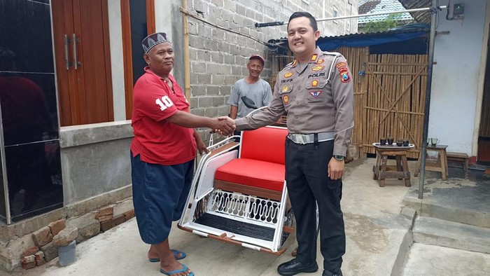 Penyerahan becak motor oleh polisi Polres Tulungagung