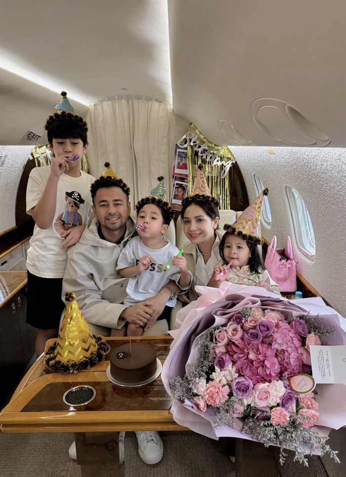 Pesta Ultah Raffi-Nagita Meriah! Bertabur Cake hingga Makan-makan Hotpot