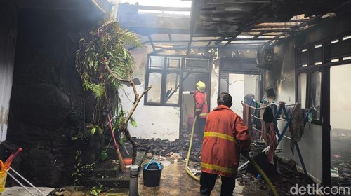 Petugas Damkar Jembrana memadamkan api yang membakar rumah warga di Desa Pohsanten, Kecamatan Mendoyo, Kabupaten Jembrana, Selasa (17/2/2026).