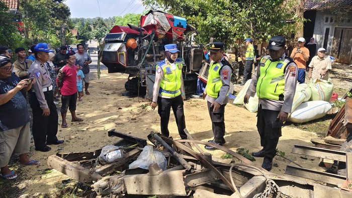 Petugas kepolisian melakukan olah TKP peristiwa kecelakaan lalu lintas tunggal yang merenggut nyawa dua penumpang di jalan raya alternatif ikut Desa Alasmalang, Kecamatan Kemranjen, Kabupaten Banyumas, Selasa (17/2/2026).