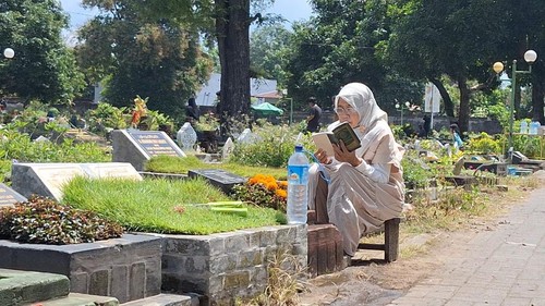 Peziarah berdoa di samping salah satu makam saat ziarah kubur menjelang Ramadan 1447 Hijriyah di TPU Makam Mataram, Selasa (17/2/2026). (Nathea Citra/detikBali)