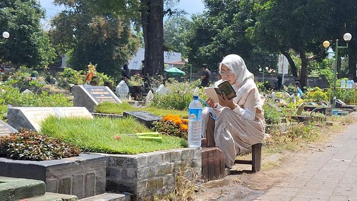 Peziarah berdoa di samping salah satu makam saat ziarah kubur menjelang Ramadan 1447 Hijriyah di TPU Makam Mataram, Selasa (17/2/2026). (Nathea Citra/detikBali)